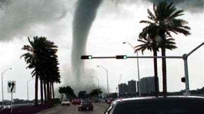 ترامب يعرض خارطة لمسار إعصار 