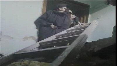 بعد انهيار سلم منزلها.. 