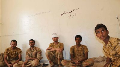 اعتراف 23 أسير حوثي في حرض بجرائم المليشيات الإرهابية (فيديو)