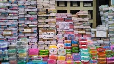 قبل العام الدراسي بأيام.. إقبال واسع داخل سوق الورق بالإسكندرية