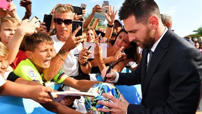 هل يرحل ميسي عن برشلونة الصيف المقبل؟.. بارتوميو يوضح الحقيقة