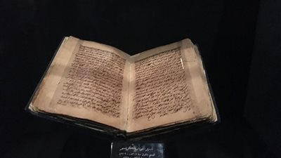 شاهد تفسير عمره 1000 عام للقرآن الكريم بخط اليد محفوظ بمصر 