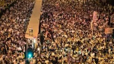 بعد ليلة من العنف.. شرطة هونج كونج تتصدى للاحتجاج في المطار 