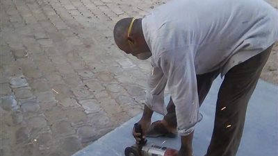 شاهد.. لحام بدرجة مدير مدرسة بالغردقة.. وزملائه: مدير من الطراز الفريد (صور) 