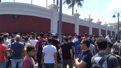 توافد جماهير الزمالك على ستاد الإسكندرية للحصول على تذاكر نهائي كاس مصر 