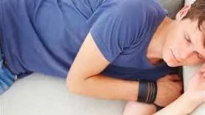 شعور بالانتفاخ وألم في البطن.. تعرف على أعراض سرطان الخصية