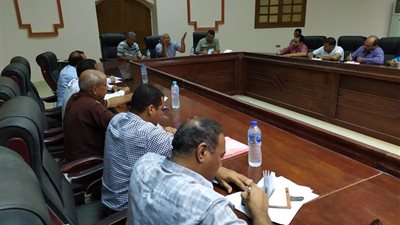 محافظ الوادي الجديد يلتقي رؤساء قري الداخلة لمتابعة ملف تقنين التعديات على أراضي الدولة