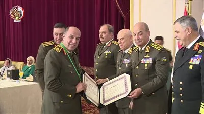 وزير الدفاع يكرم عددا من القادة المحالين للتقاعد (فيديو)