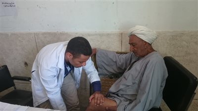 الكشف على ألف و667 حالة في قافلة طبية بنجع العروبة بقنا