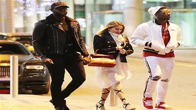 بول بوجبا يغسل أحزانه مع صديقته