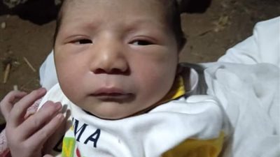 العثور على طفل بجوار 