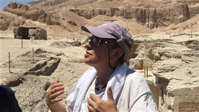 رئيس البعثة العاملة بجنوب جبانة العساسيف تحكي أسرار 14 عامًا للكشف عن مقبرة أثرية (فيديو)