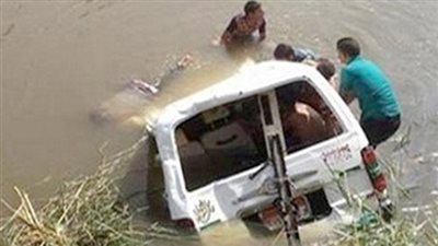 إصابة 11 شخصا في انقلاب سيارة بمصرف زراعي في قنا