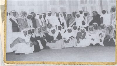 صورة نادرة توثق استقبال الملك فيصل للمنتخب السعودي