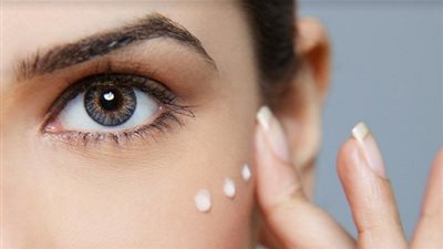 طريقة بسيطة لإخفاء الهالات السوداء تحت العين (فيديو)