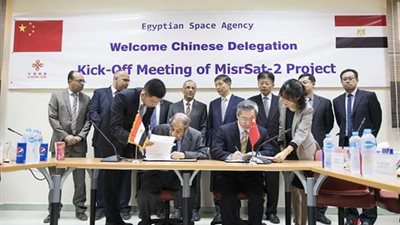 مصر والصين تبدءان مشروع بناء القمر الصناعي 