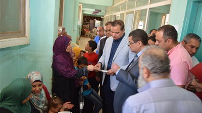 علاج 571 مواطنًا في قافلة طبية لجامعة سوهاج (صور)