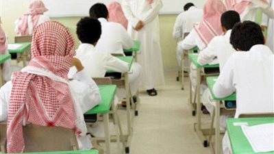 ثلاثة أشخاص يعتدون على معلم داخل فصله في تبوك