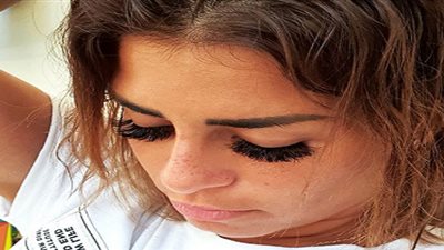 برموش صناعية وتي شيرت أبيض.. منة فضالي في إطلالة جديدة على 