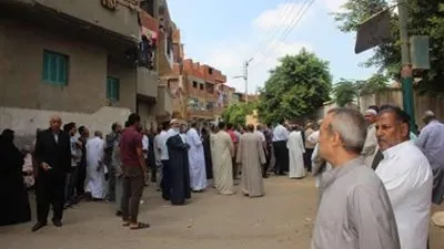 شقيقه حسم الجدل.. أهالي القليوبية يشيعون جثمان العالم النووي المتوفي بالمغرب (صور)