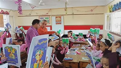 رئيس مدينة كفر البطيخ يشارك الطلبة طابور الصباح (صور)