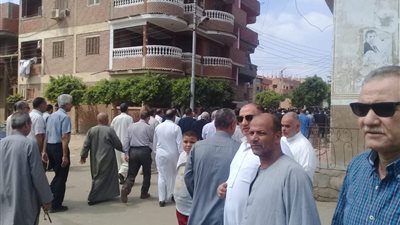 أسرة العالم النووي المتوفي بالمغرب تتلقي العزاء في دار مناسبات بكفر شكر (صور)