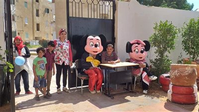 حلوى وأعلام مصر وبالونات وميكي ماوس.. هدايا مدارس الصعيد التلاميذ الجدد (صور) 