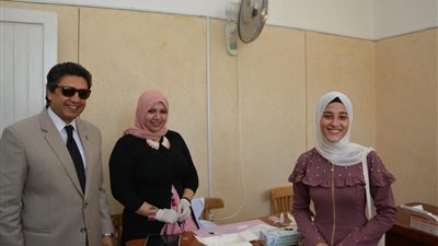 رئيس جامعة دمياط يتابع الكشف الطبي على الطلبة (صور)