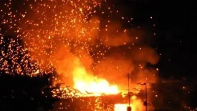 سلسة انفجارات تهز مستودع ذخيرة شمالي بـ