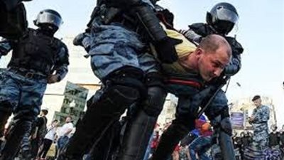 الشرطة الروسية تداهم منازل نشطاء المعارضة في جميع أنحاء موسكو