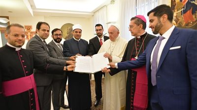 البابا فرنسيس يتسقبل اللجنة العليا للأخوة الإنسانية.. (صور)