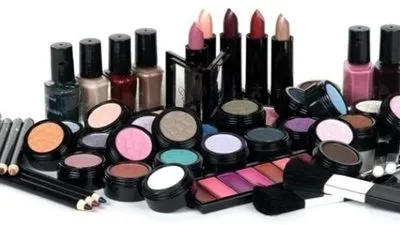 التحقيق مع صاحب مخزن لحيازته مستحضرات تجميل مجهولة المصدر بعين شمس