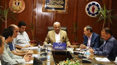 محافظ السويس يعلن نجاح منظومة الجمع المنزلي للقمامة.. (صور)