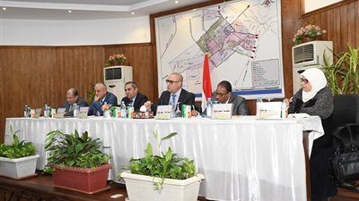 وزير الإسكان يتابع ملفات التصالح فى مخالفات البناء مع رؤساء المدن الجديدة