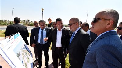 وزير الإسكان يتفقد محاور الطرق بمدينة 6 أكتوبر