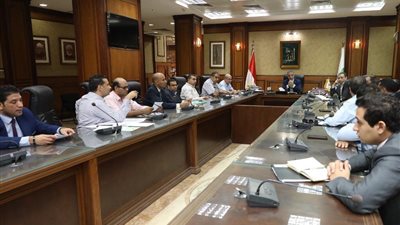 محافظ سوهاج يلتقي ملاك البواخر والفنادق العائمة  لبحث تنشيط السياحة.. (صور)