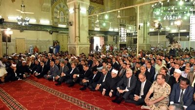 وزراء الأوقاف و التموين والشباب ومفتي الجمهورية يؤدون صلاة الجمعة بمسجد الفتح في الشرقية 