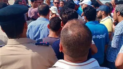 تعثر إخراج جثمان الطالب الغارق في دمياط بسبب الصخور (صور) 