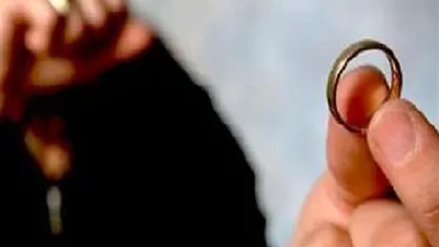 هل للزوج حق في إجبار الزوجة على معاشرته.. تعرف على الرد القانوني