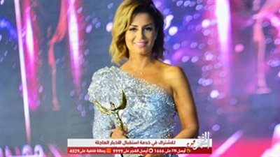 بفستان سواريه.. منة فضالي توجه الشكر لإدارة مهرجان القنوات الفضائية