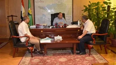 محافظ الفيوم يناقش الموقف القانوني لقضايا المحافظة لدي الغير (صور)