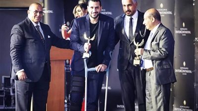 رغم إصابته.. علي الطيب يتسلم جائزة أفضل فنان شاب على عكازين (صورة)