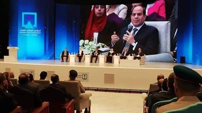 عميد آداب الفيوم يشيد بمؤتمرات الشباب: تحارب الشائعات (صور)