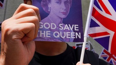 متظاهرو هونج كونج يتحدون حظر التجمع في منطقة التسوق