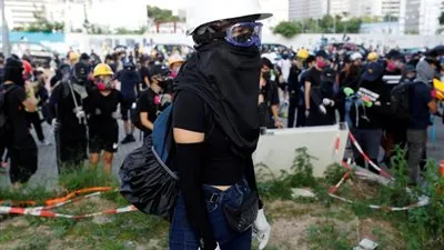 شرطة هونج كونج تطلق الغاز المسيل للدموع لتفريق المتظاهرين