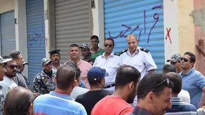 السكرتير العام يقود حملة استرداد مستحقات الدولة وسحب 50 محل بسوق الأربعين بالسويس (صور)