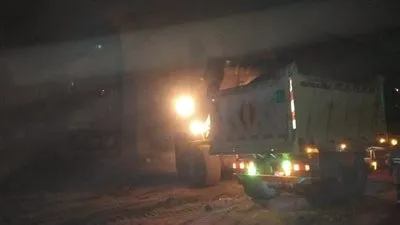 شاهد.. الدولة تواصل الليل بالنهار لإنجاز العمل في سور مجرى العيون