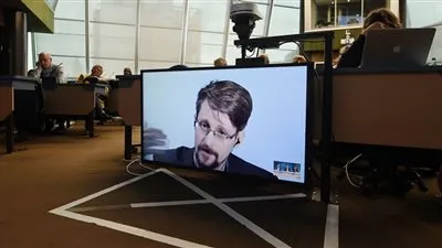 وزير فرنسي يدعم منح اللجوء لـ إدوارد سنودن