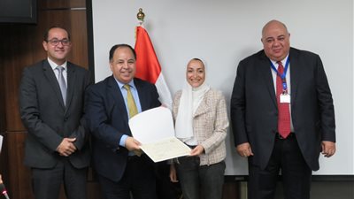  وزير المالية يُكَّرم 