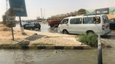 لسحب الكثافات المرورية.. انتشار رجال مرور الجيزة بطريق الواحات (صور)